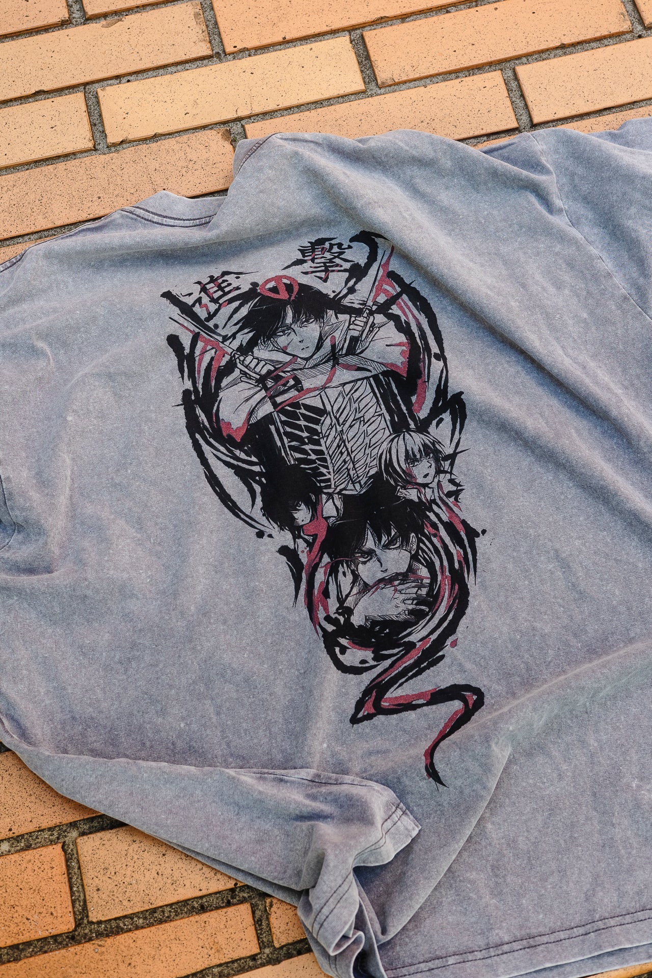 Washed grey t-shirt with Levi Ackerman and Eren Yeager Attack On Titan Wings of Freedom graphic – photo 4